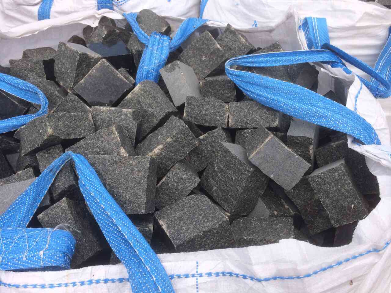 Split Gabbro Paving Setts (10×10×10 cm)