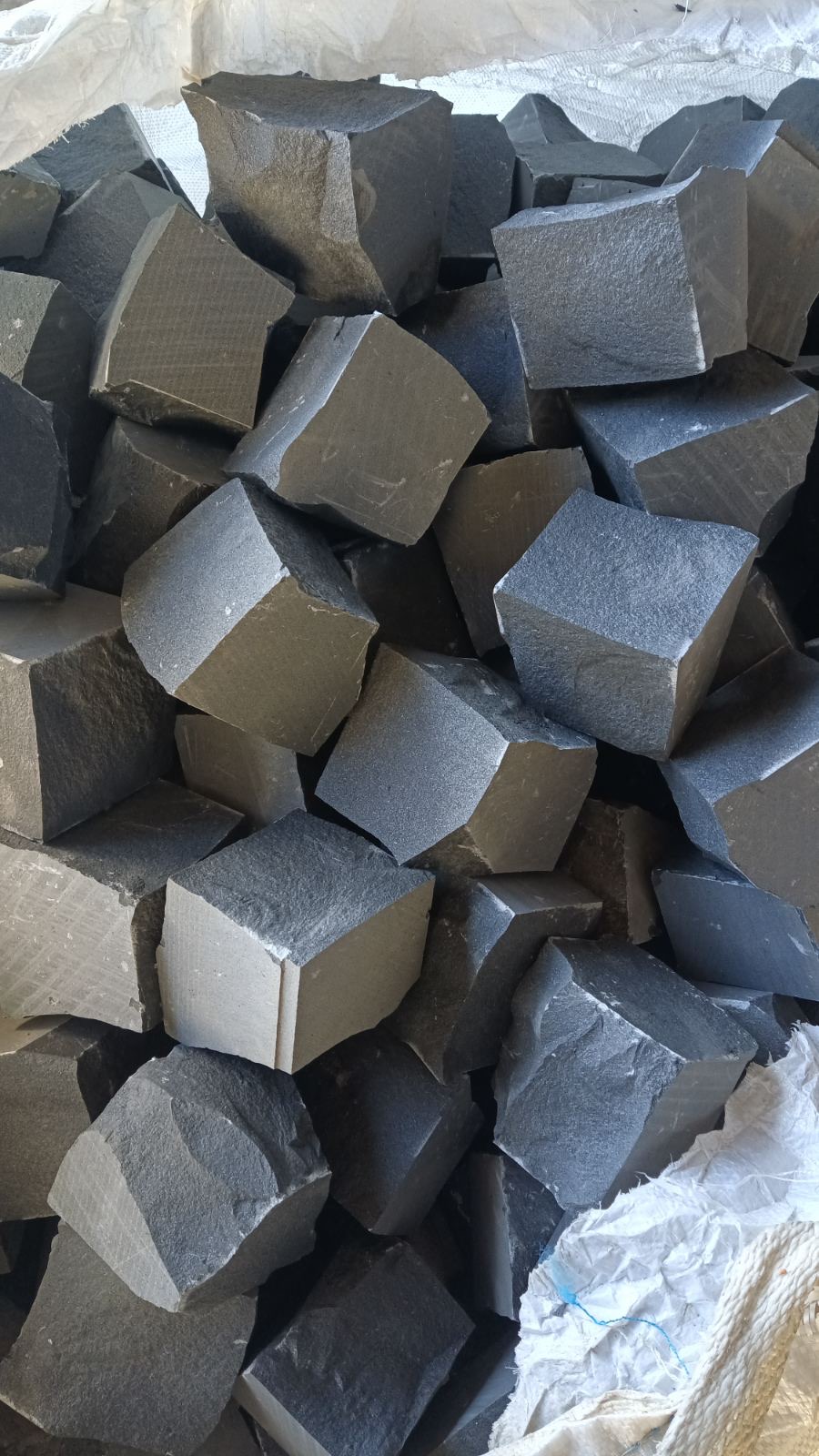 Split Basalt Paving Setts (10×10×10 cm)